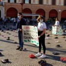 Duemila paia di scarpe in Piazza Saffi: i Fridays for future manifestano per l'ambiente