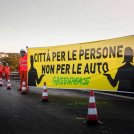 Greenpeace in azione a Roma, cavalcavia diventa ciclabile