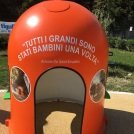 A Quarto Alto nuovo giardino con il riciclo delle scarpe sportive