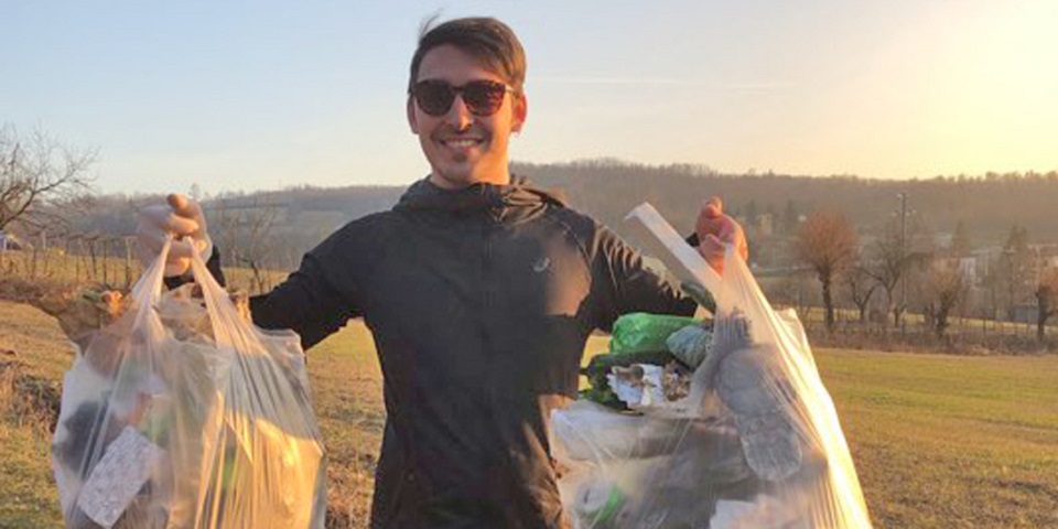 In cammino per pulire le strade dalla plastica: Emanuele, 22 anni, sta facendo proseliti