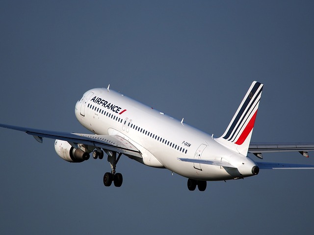 La Francia introdurrà una tassa sui biglietti aerei