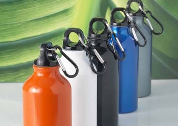 Al bando le bottiglie di plastica, viva le borracce di alluminio: la tutela dell’ambiente inizia tra i banchi di scuola