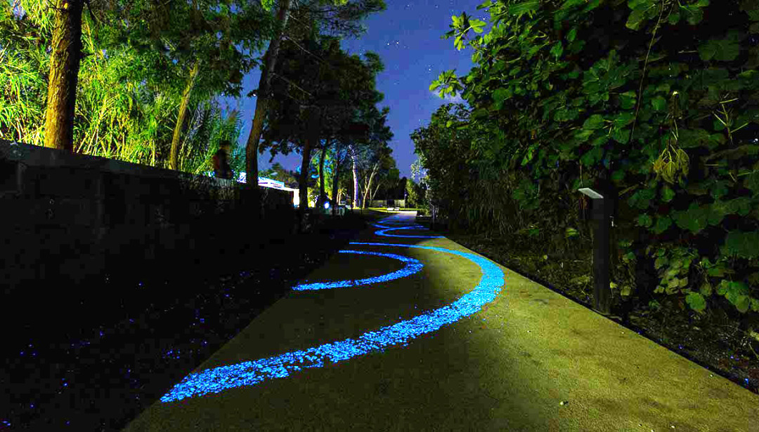 È italiana la pista ciclabile luminescente più lunga del mondo e riempie di magia i laghi di Nabi