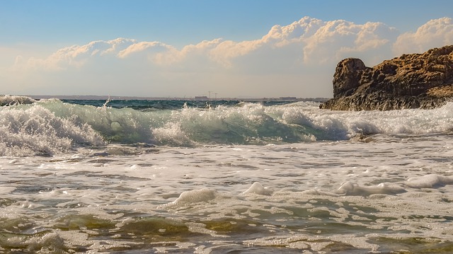 Il mare italiano sta diventando un’enorme discarica di plastica: il 77% dei rifiuti è immondizia. E non c’è più pesce - di Giulio Cavalli