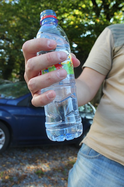 Rifiuti, schiacciare (bene) una bottiglia di plastica fa la differenza
