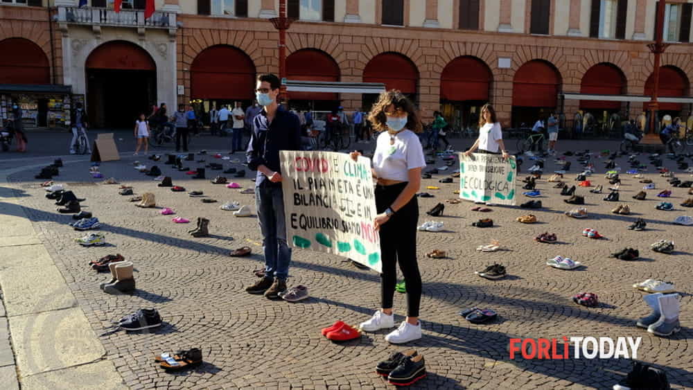 Duemila paia di scarpe in Piazza Saffi: i Fridays for future manifestano per l'ambiente