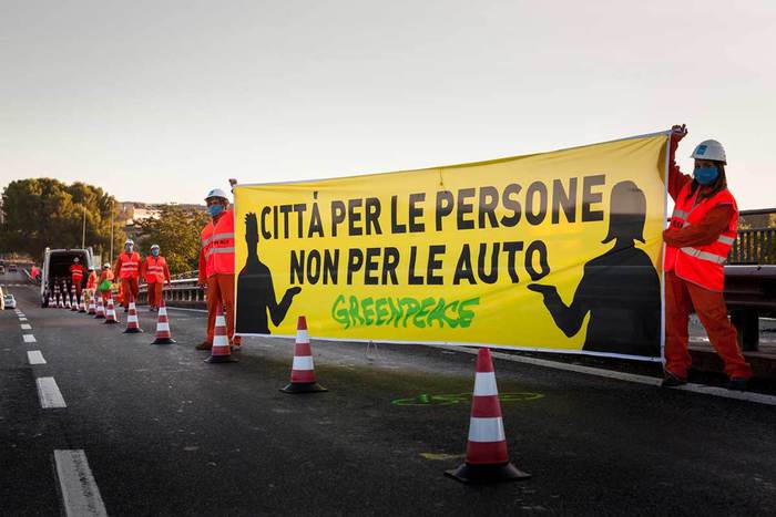 Greenpeace in azione a Roma, cavalcavia diventa ciclabile